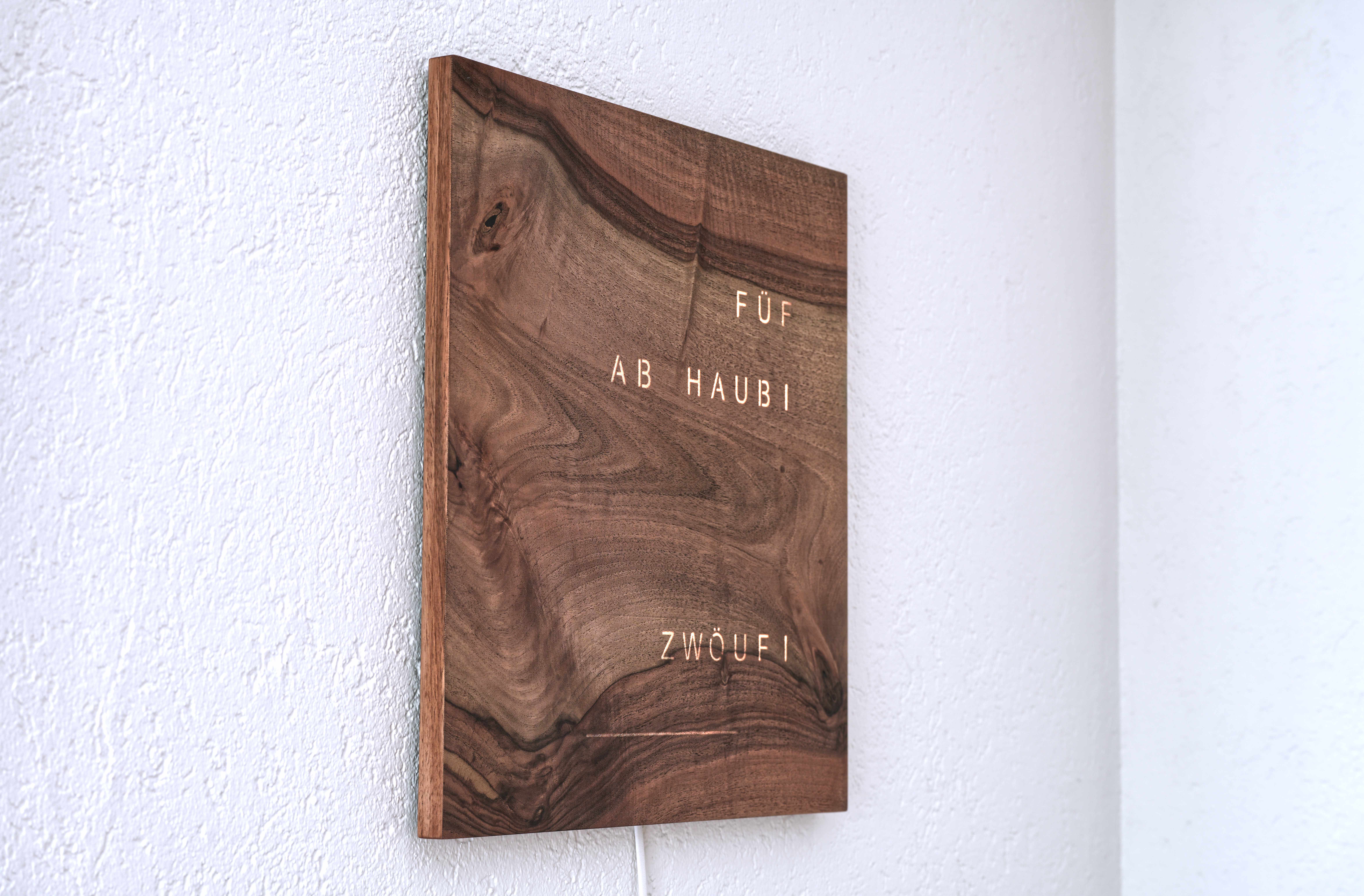 ÄRA – Wortuhr mit durchscheinender Lichtschrift